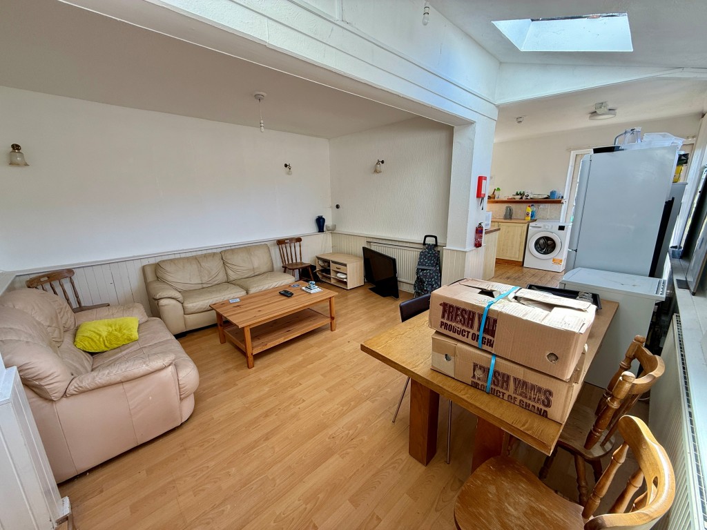 Lot: 43 - HOUSE OF MULTIPLE OCCUPANCY FOR INVESTMENT - Living room